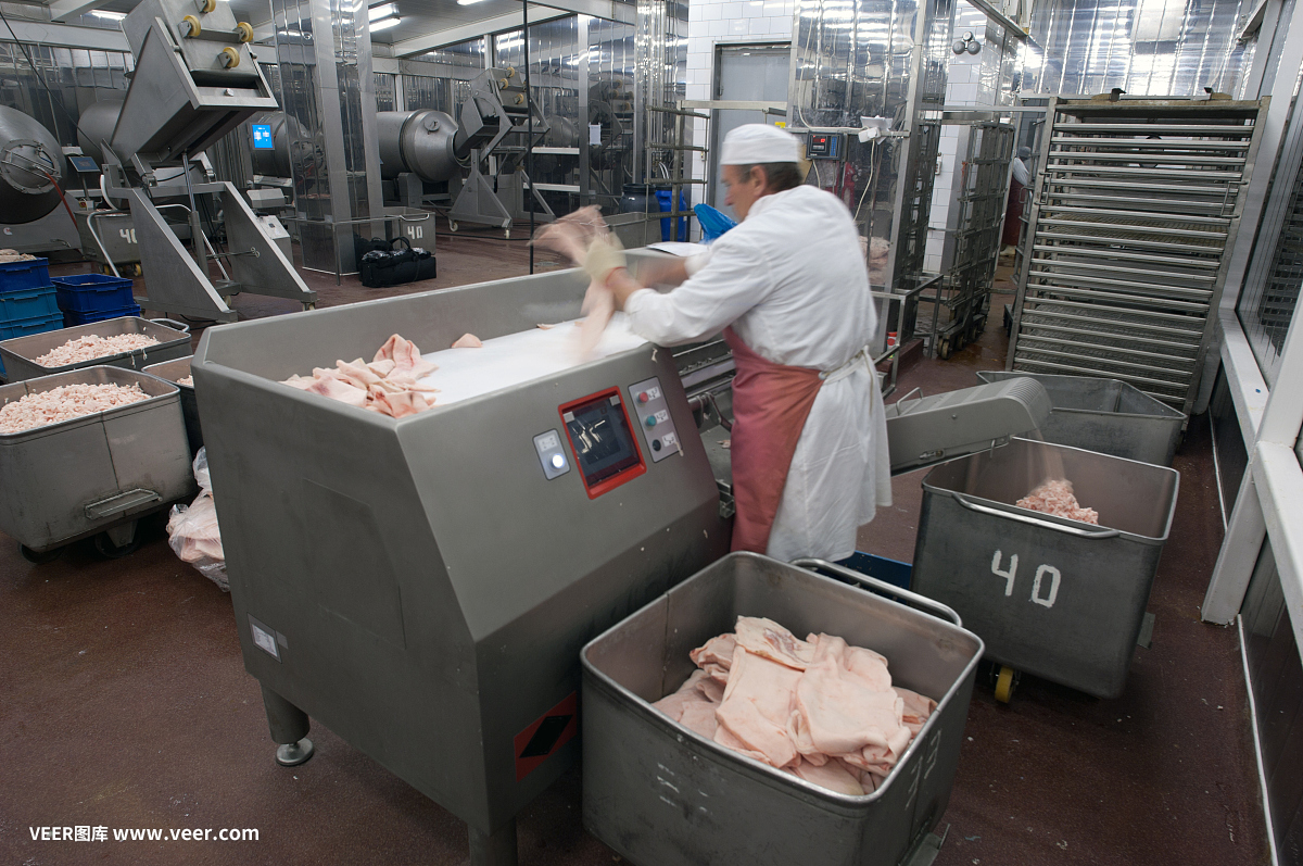 食品加工厂的绞肉机生产设备。